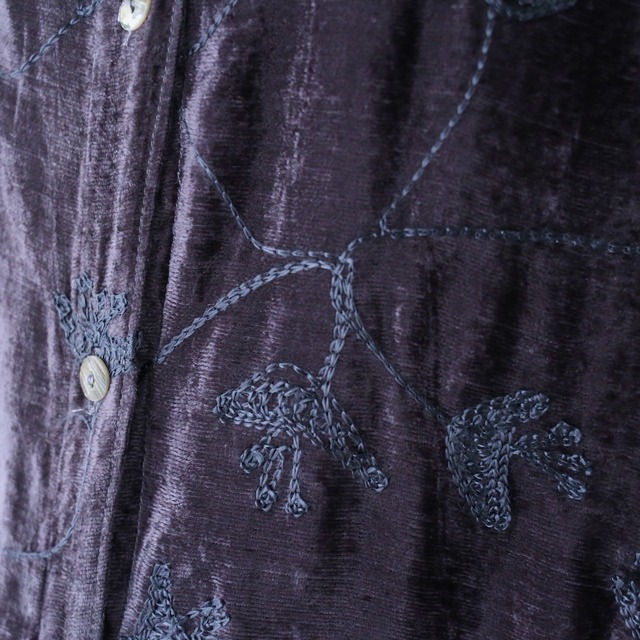 "刺繍" flower motif pattern over silhouette velours shirt