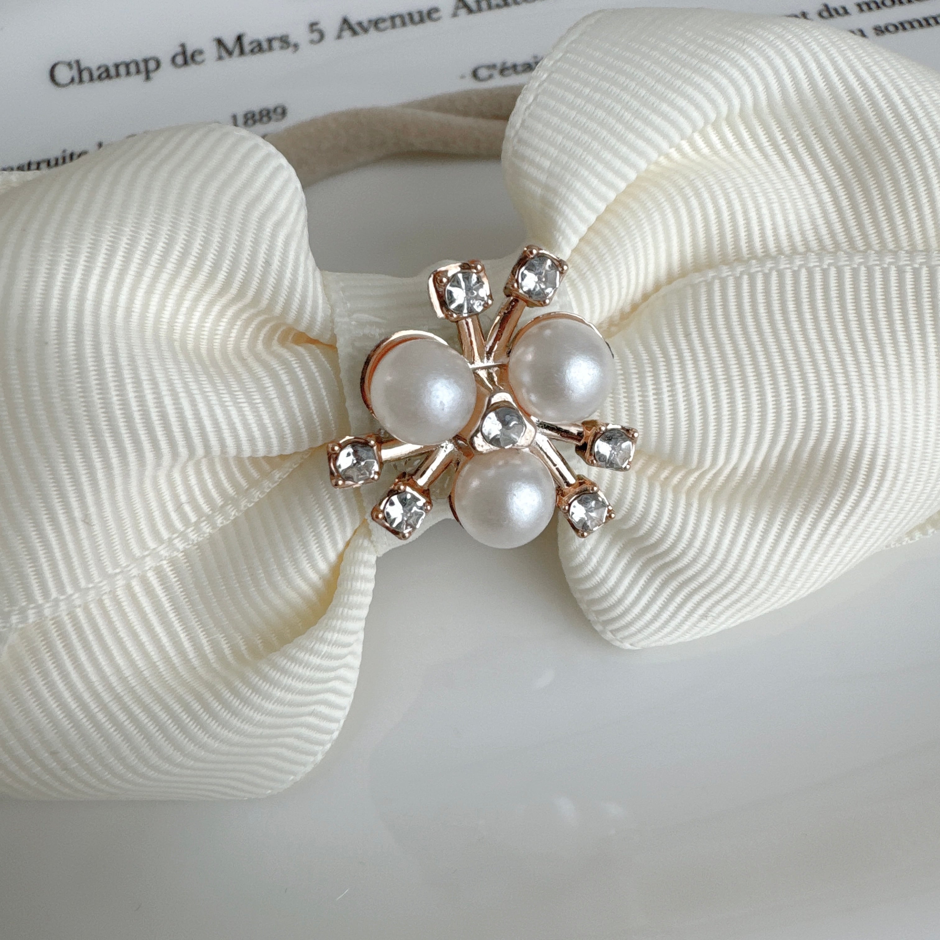 お上品なパールビジュリボンヘアバンド(後ろ支え付き)