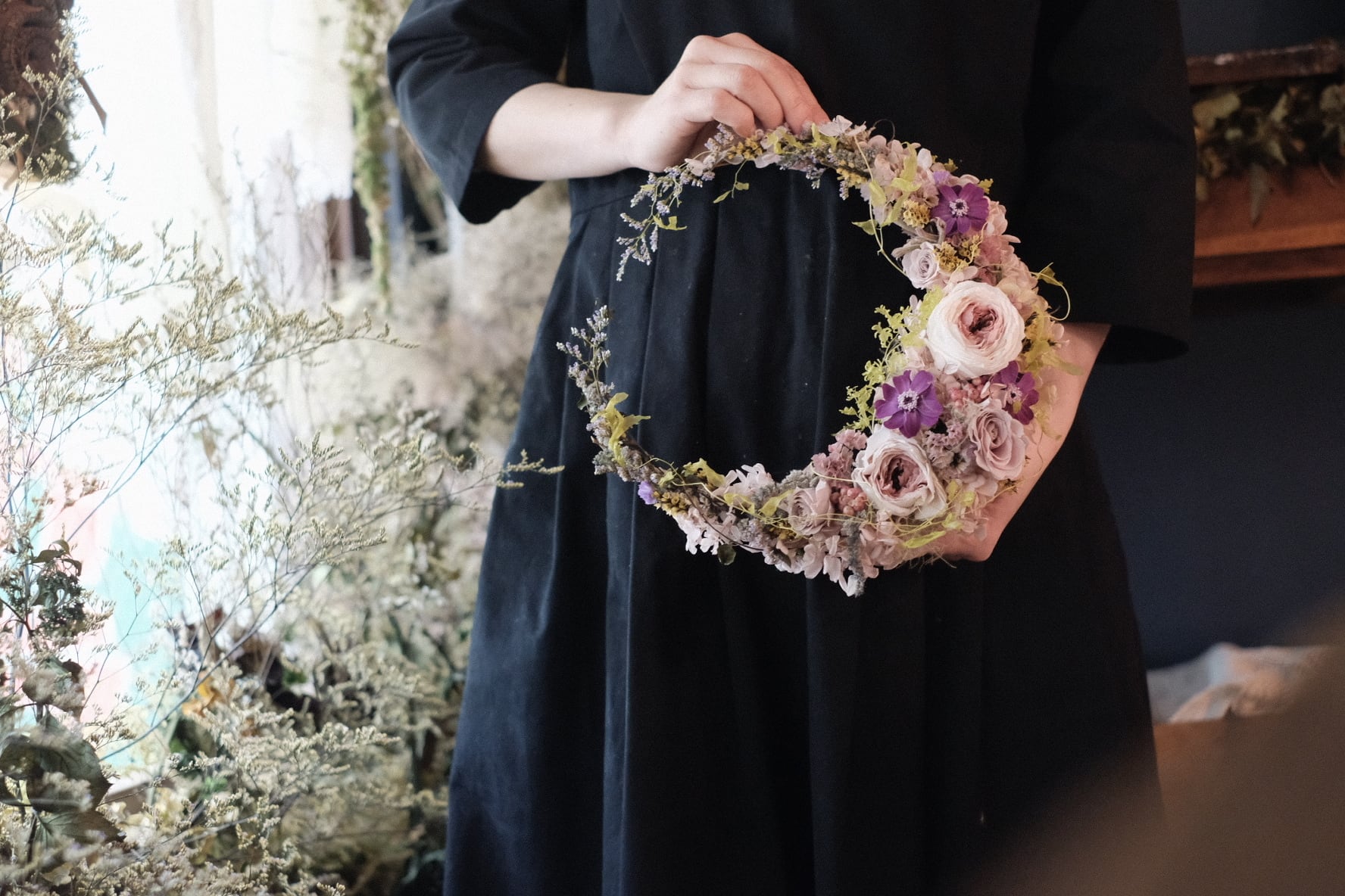 くすみパープル～ピンク系のお花のクレッセントリース◆三日月型