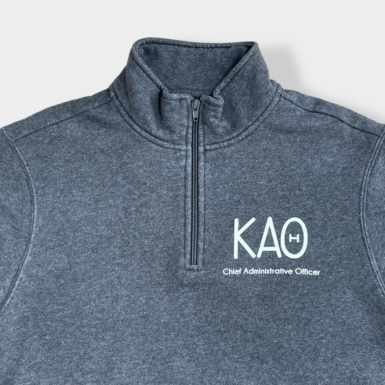 【SPORT-TEK】企業系 KAO CAO 最高管理責任者 ワンポイントロゴ バックプリント アーチロゴ ハーフジップ スウェット プルオーバー ダークグレー 裏起毛 S US古着