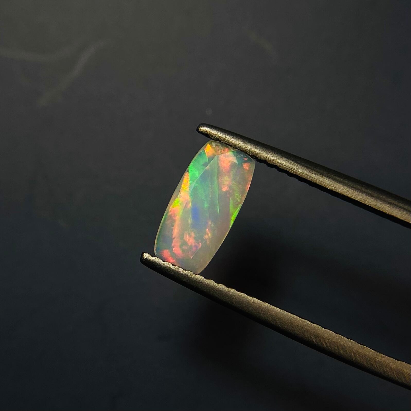 遊色美しいオパール