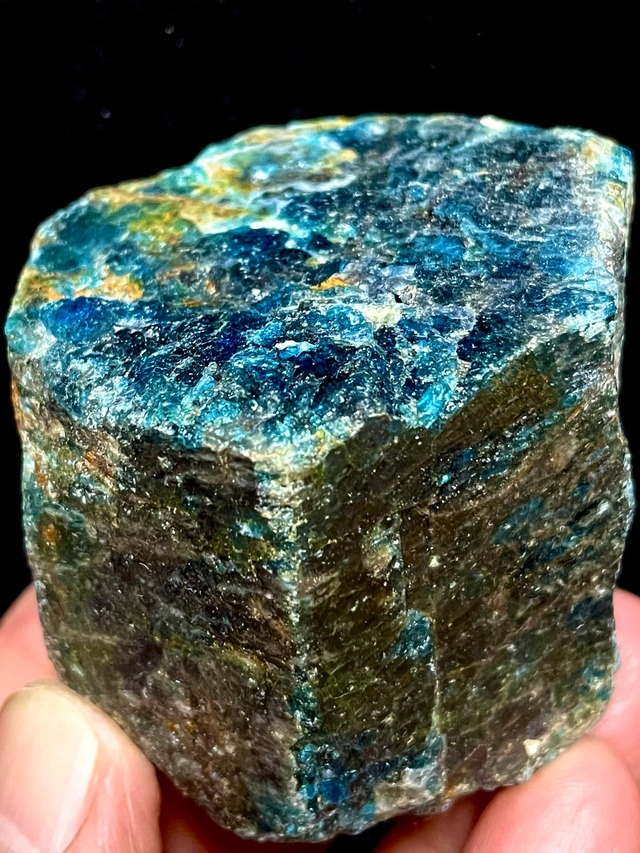 3) 明晰な思考「ブルー・アパタイト」原石