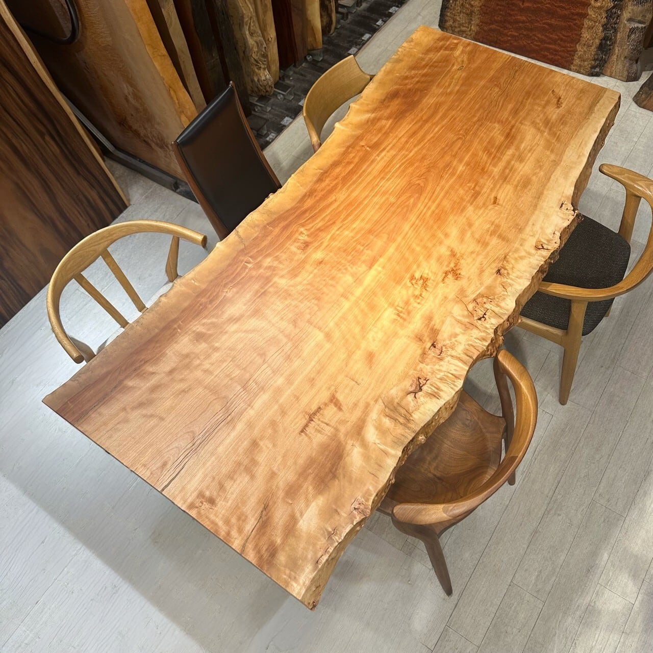 真樺（マカバ） ダイニングテーブル | 千年家具 - 一枚板 テーブル専門店