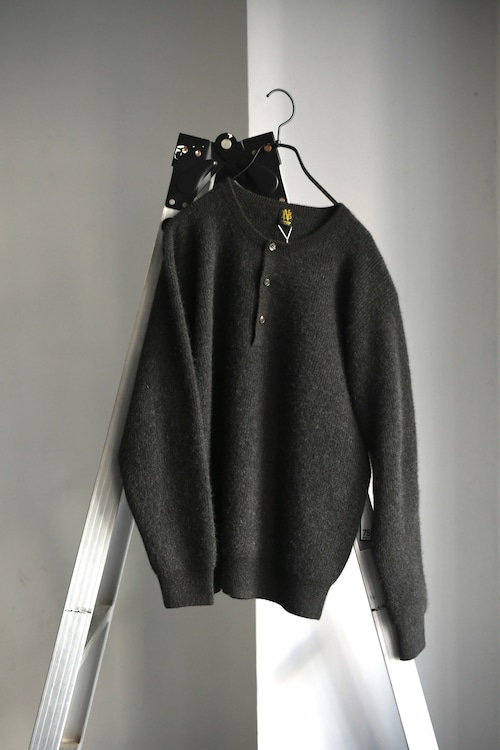 BATONER /  CASHMERE FOX HENLEY NECK (Charcoal)