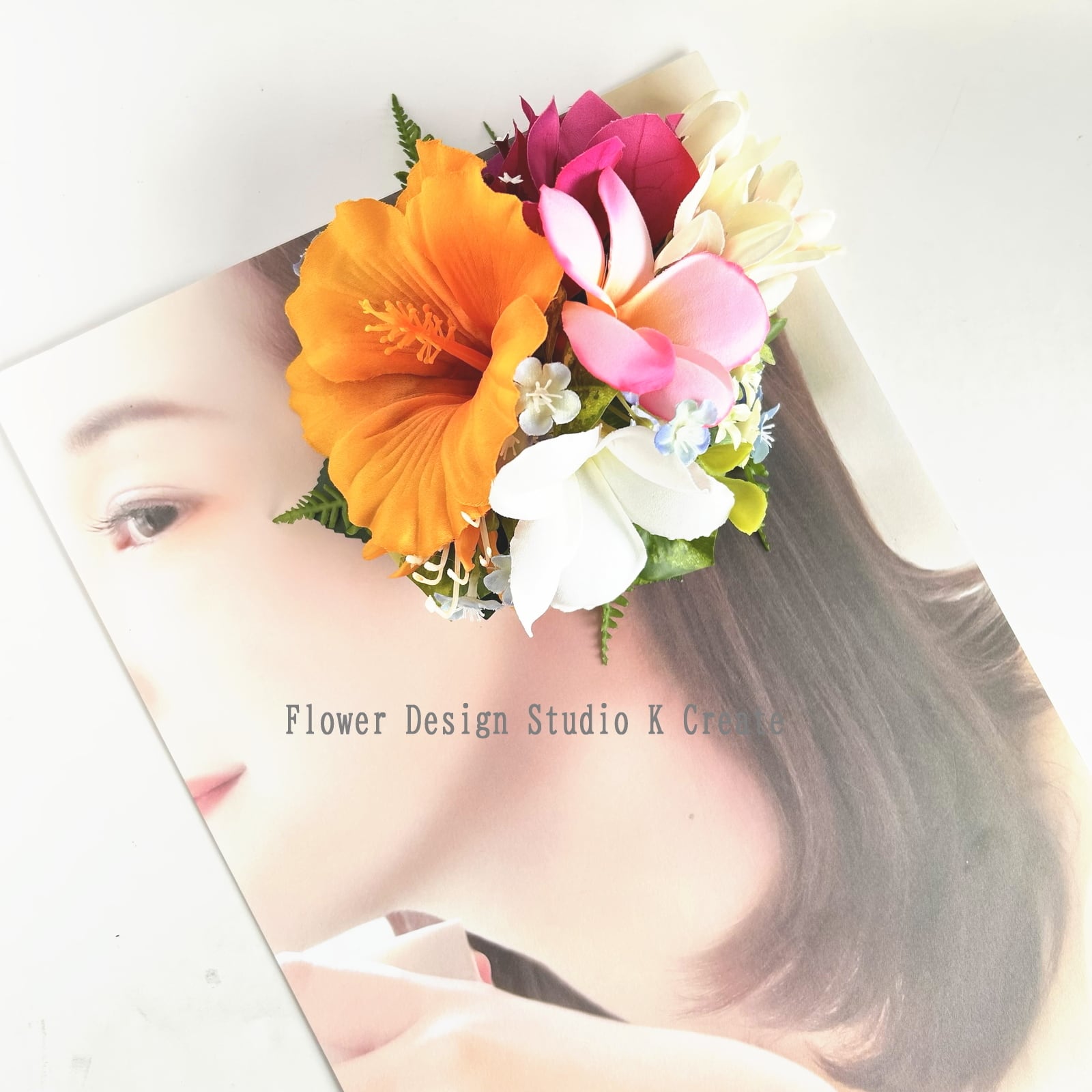 オレンジのハイビスカスとピンクのプルメリアのヘアクリップ フラダンス フラ リゾ婚 ウェディング 海外挙式 結婚式 ハワイ挙式 ウェディングフォト 前撮り 後撮り ハイビスカス プルメリア 髪飾り