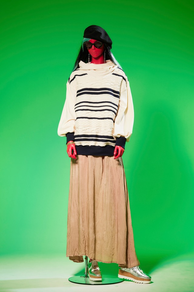 【231K022】変形フードプルオーバー