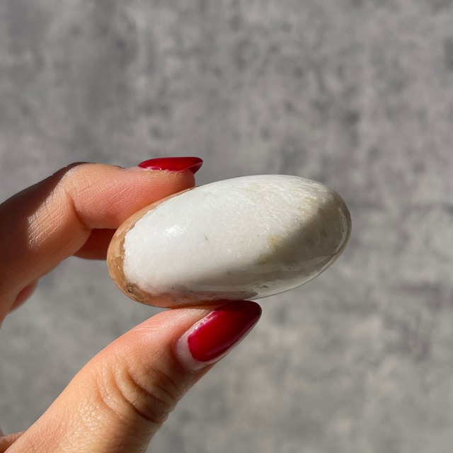 インド産【スコレサイト×スティルバイト】パームストーン ① 握り石｜鉱物 天然石 パワーストーン