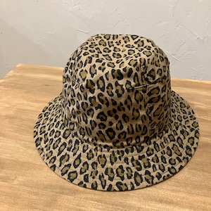 BACKSATIN DARTS CROWN HAT