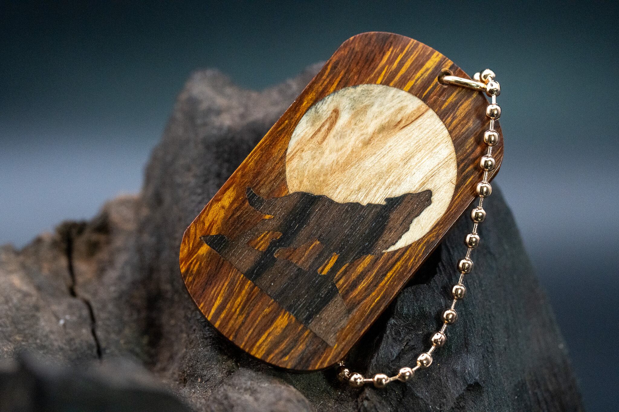 【砂漠の宝石】デザートアイアンウッド ドッグタグ 象嵌 月と狼