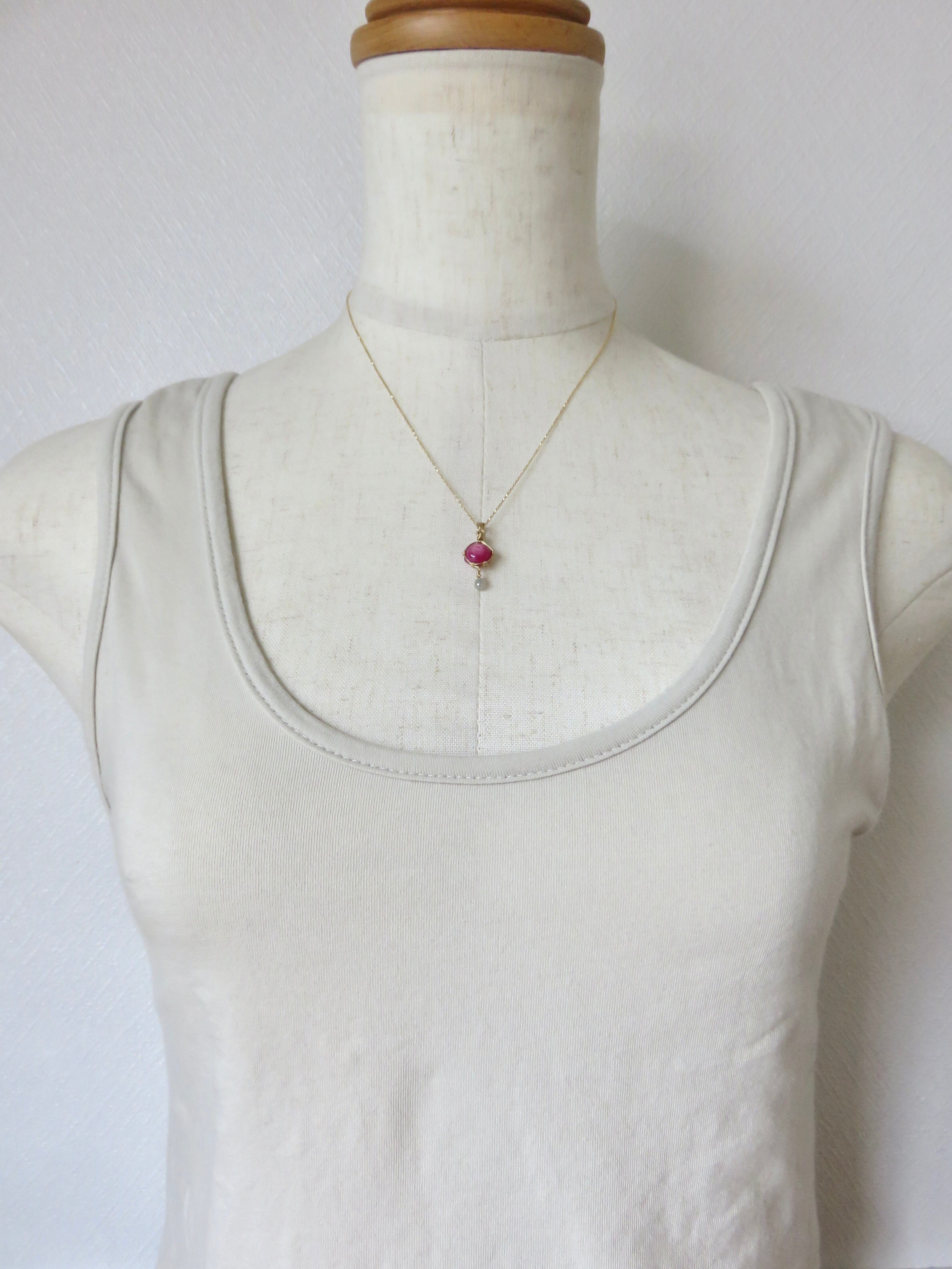 スタールビーとダイヤモンドの女神巻きデザインペンダントトップ