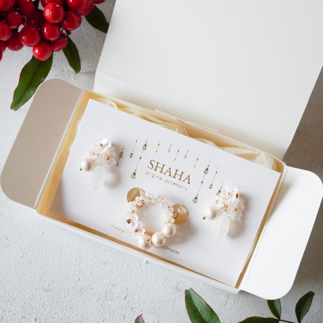 【巳年カラーハッピーバッグ】コットンパールと桜モチーフのハッピーバッグ福袋　巳年カラーのイヤーアクセサリー＆ブローチセット（BOX入り）