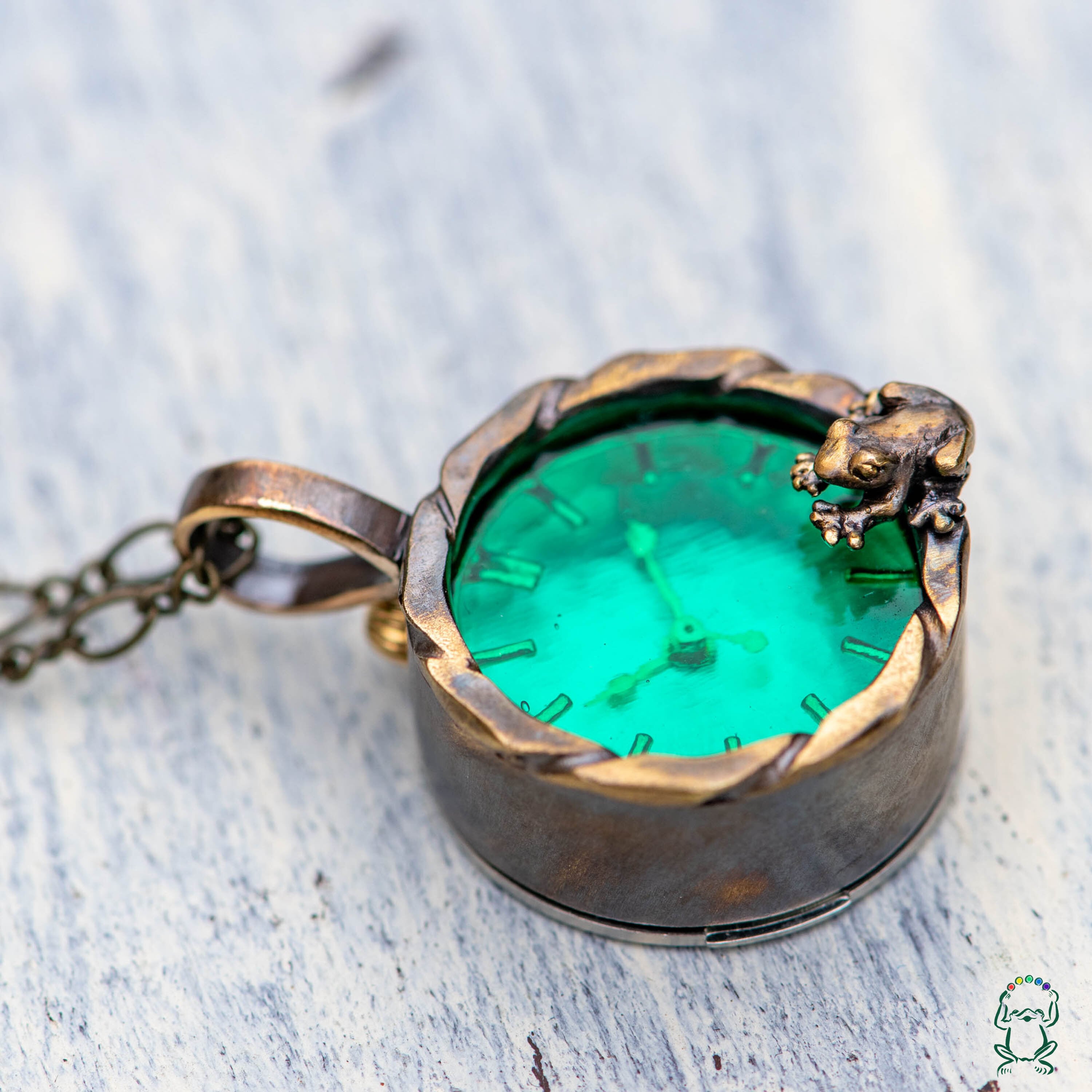 池をのぞく蛙ネックレス時計Sエメラルド | カエルの時計屋さん