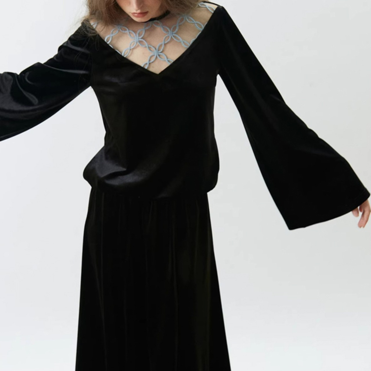 青の軌跡が揺れる影：カットアウトブラックドレス《XU0264》