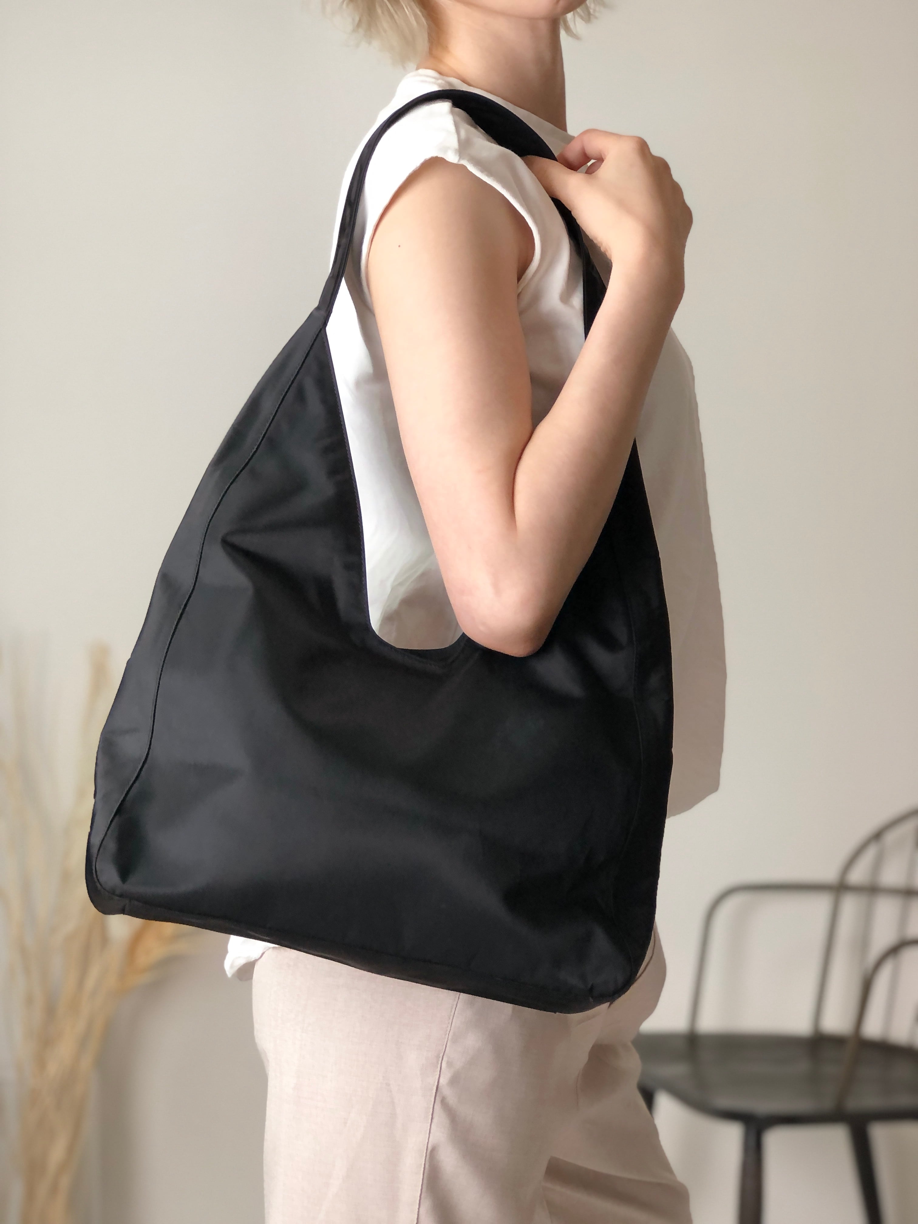 PRADA プラダ ショルダーバッグ ブラック トライアングルロゴ サイド ナイロン ホーボーバッグ gjymbt