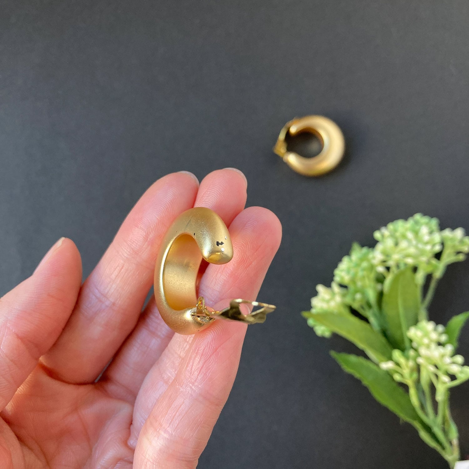 再入荷〉ドイツヴィンテージイヤリング マットメタリックフープ | Dua