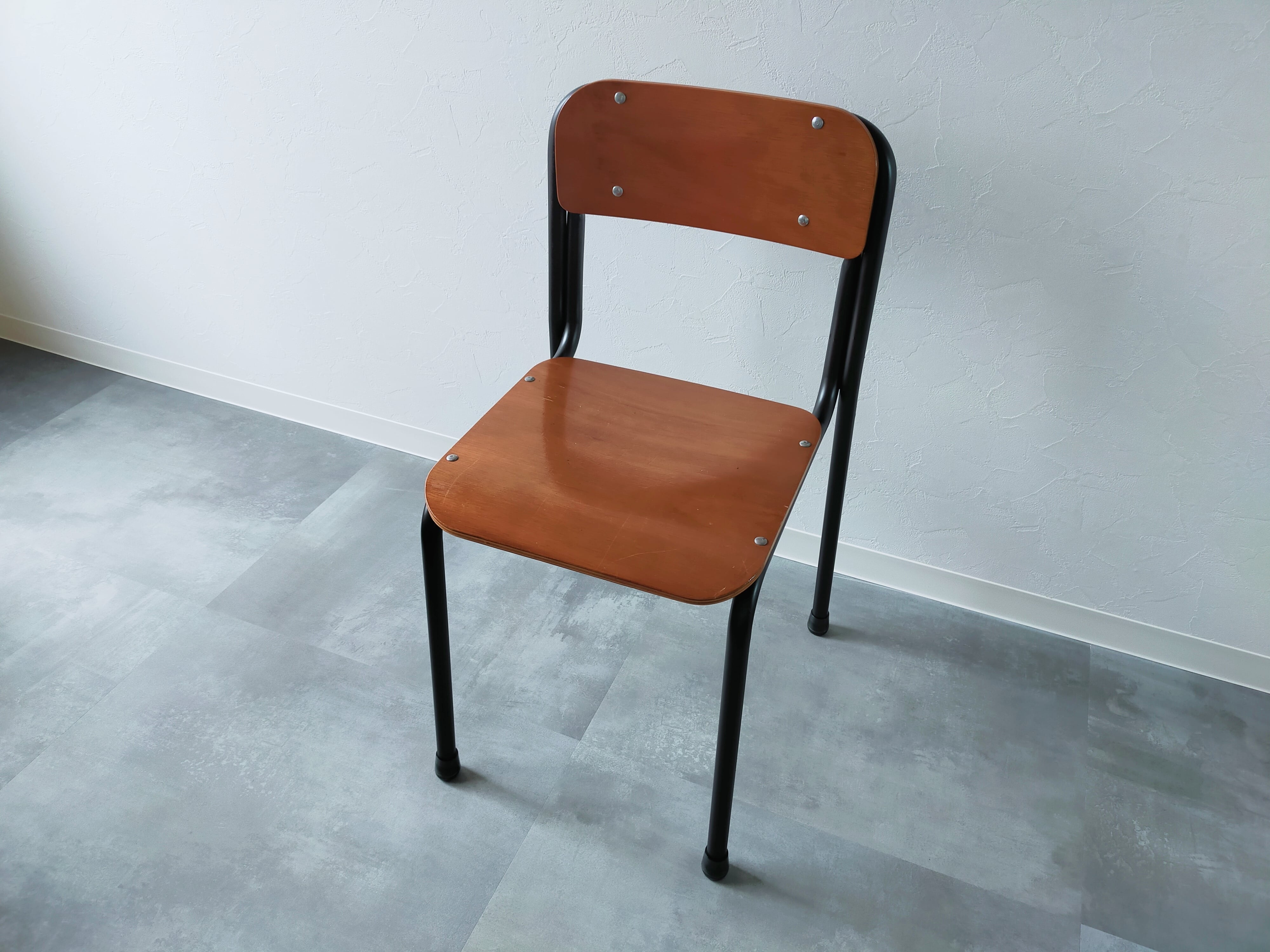 どんな高級チェアよりも「しっくり」（学校椅子×チェア×ブラウン