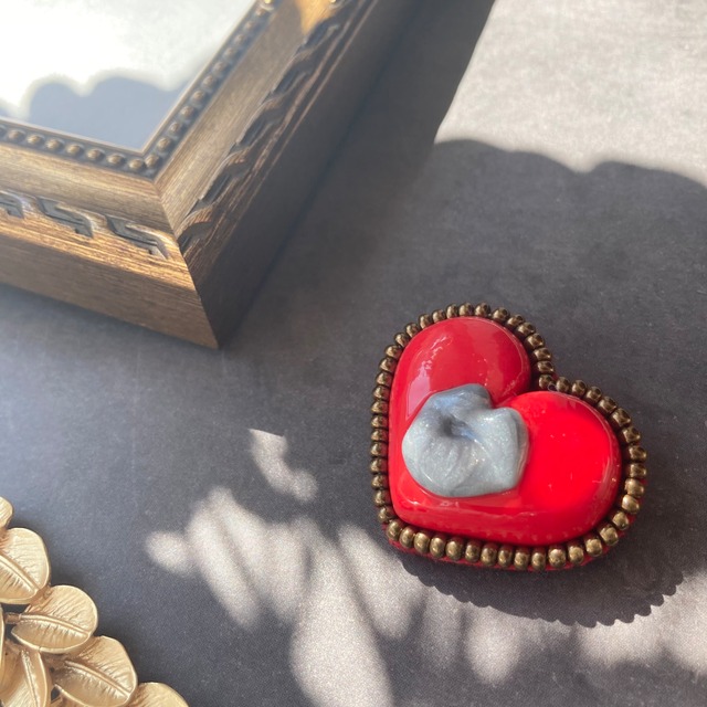 ブローチ（red×gray）