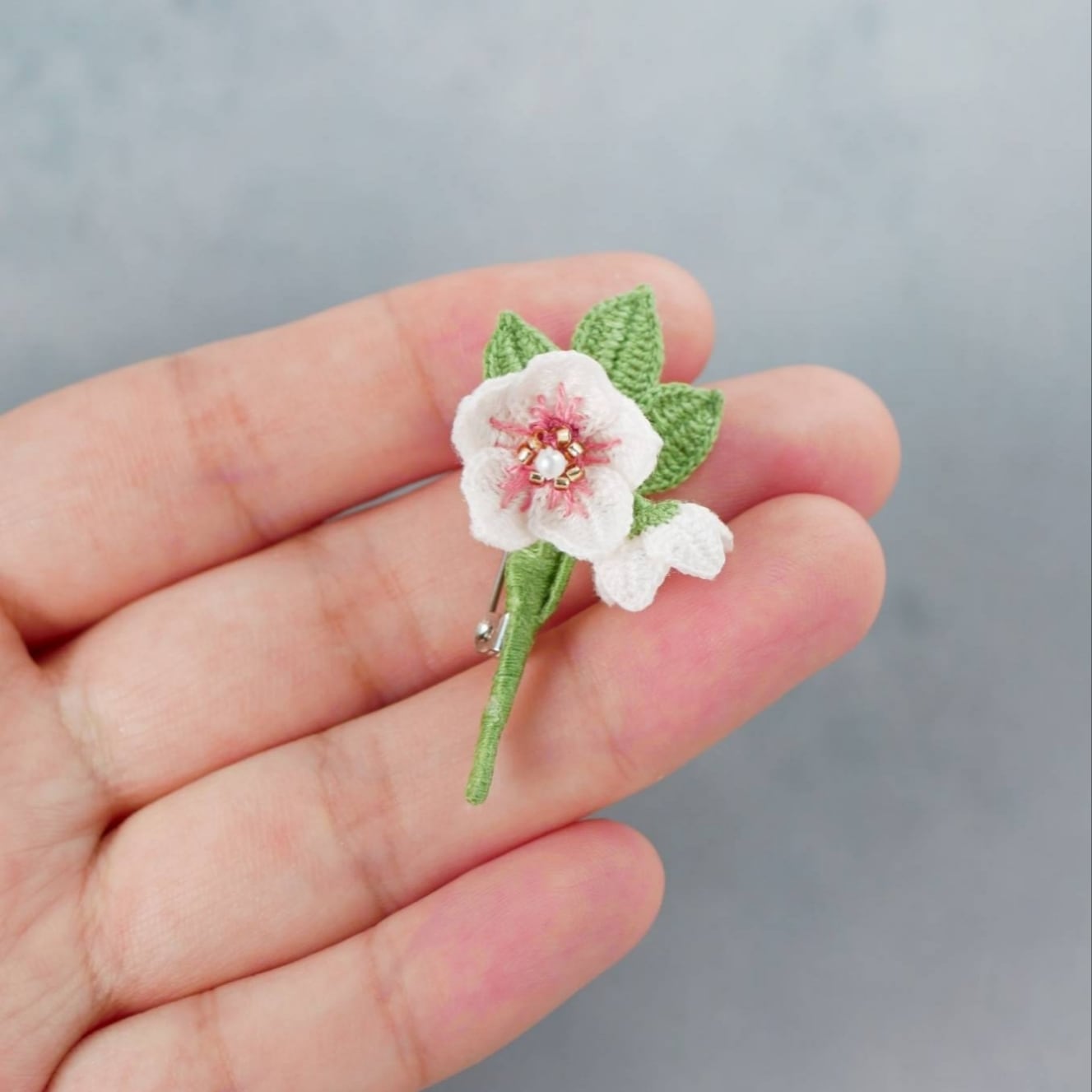 3色から選べる＊クリスマスローズのブローチ(受注制作) | 四季折々