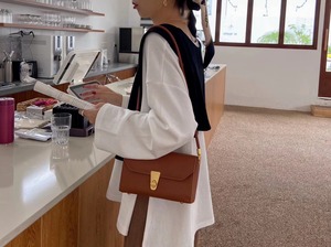 フラップショルダーバッグ