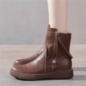 【送料無料】 ブーツ 2色 ショート ローヒール 丸トゥ PU フェイクレザー 革 裏地 裏起毛 可愛い 大人可愛い きれいめ シンプル カジュアル シック コンサバ 華やか 大人 おしゃれ こなれ感 ラフ ヘルシー 無地 冬 雪 防寒 10代 20代 30代 40代 レディース 女性用 通学 通勤 デート お出かけ 女子会 お呼ばれ 休日 お茶会 授業参観 二次会 デイリーユース 普段使い オルチャン 韓国系 ファッション コーデ スタイル 定番   ファスナー インスタ映え ブラック ブラウン