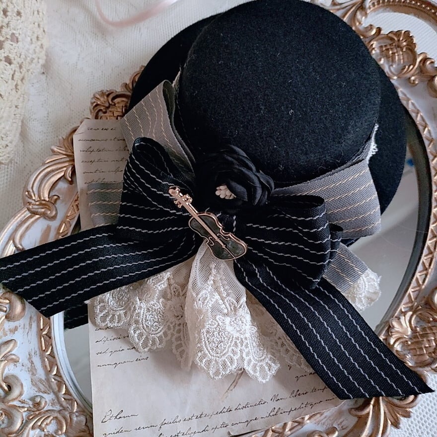 淑女の気品を纏うクラシカルストライプミニハット 繊細レースと多重リボンの装飾帽子