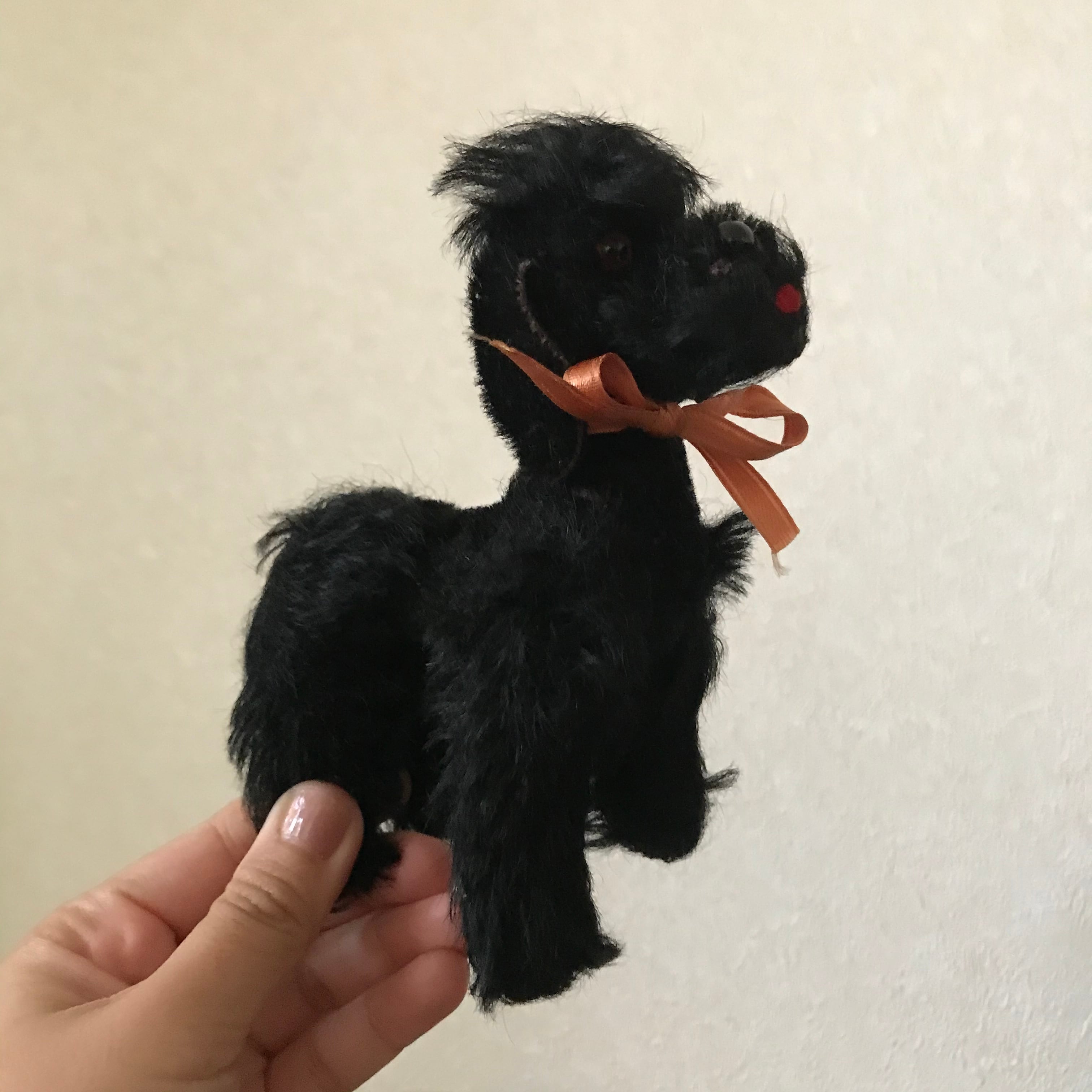 舌がペロっと出た黒い犬 | tsuitachi craft&brocante