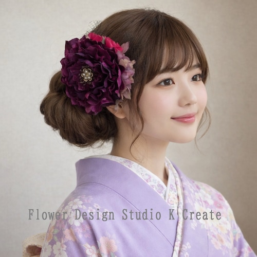 ダークパープルのピオニーとカーネーションのヘアクリップ　ダンス　髪飾り　ヘアクリップ　紫　赤紫　ピオニー　パープル　発表会　ベロア　チュール　着物　和装　袴　結婚式　舞台　入学式　卒業式　前撮り