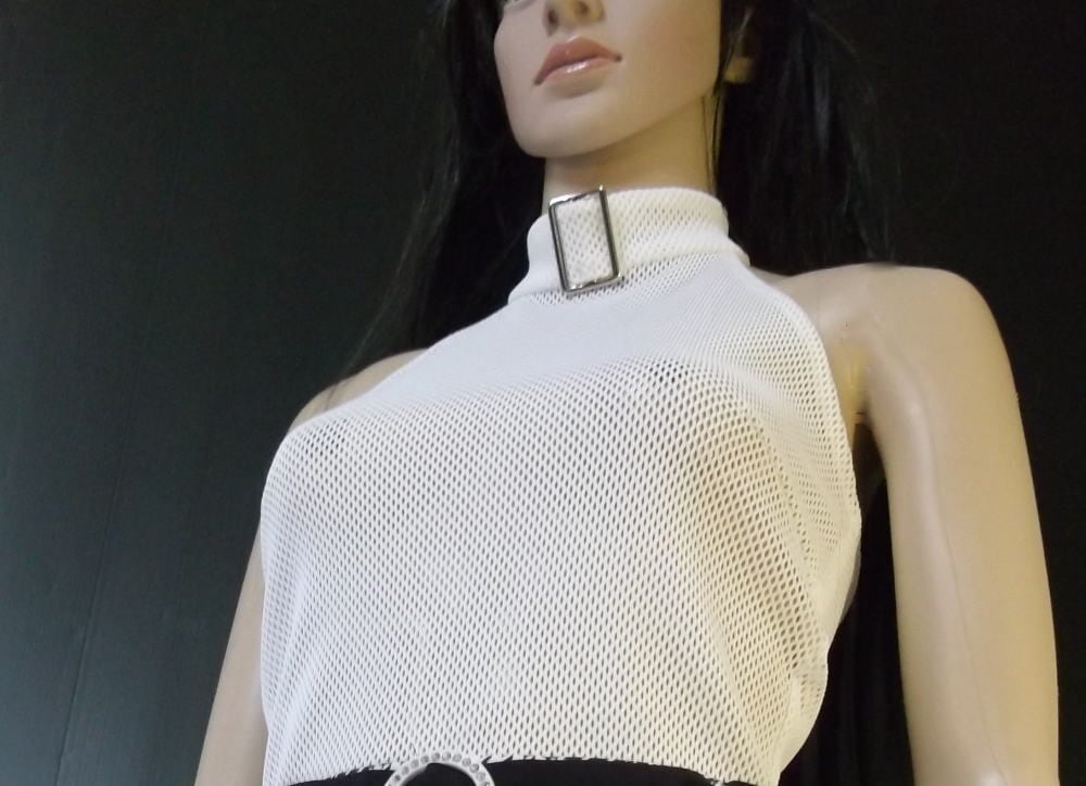 網地で作ったホルタートップ Halter top of net fabric | Maria Agazzi