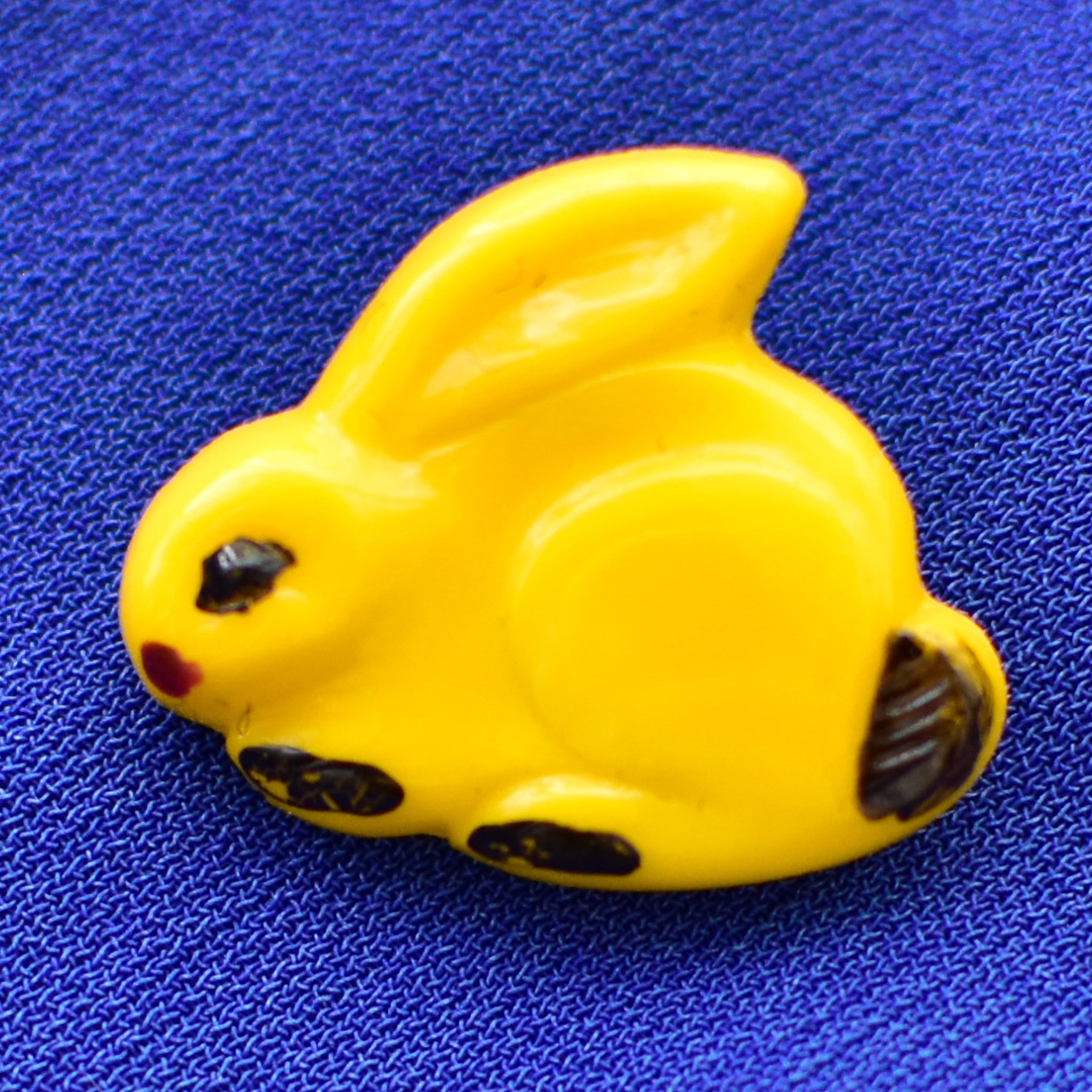 チェコのガラスボタン レア うさぎパーツ 黄色 ボタン 26ミリ