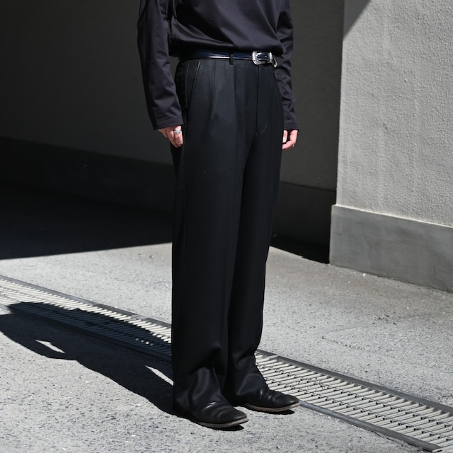 INTERIM / SUPER 120'S LIGHT WOOL FRANO WITH LEATHER PIPING 2-TUCK STRAIGHT SLACKS INTERIM / SUPER 120'S LIGHT WOOL FRANO WITH LEATHER PIPING 2-TUCK STRAIGHT SLACKS