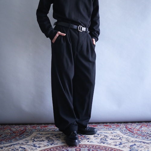 2-tuck tapered silhouette black wide slacks