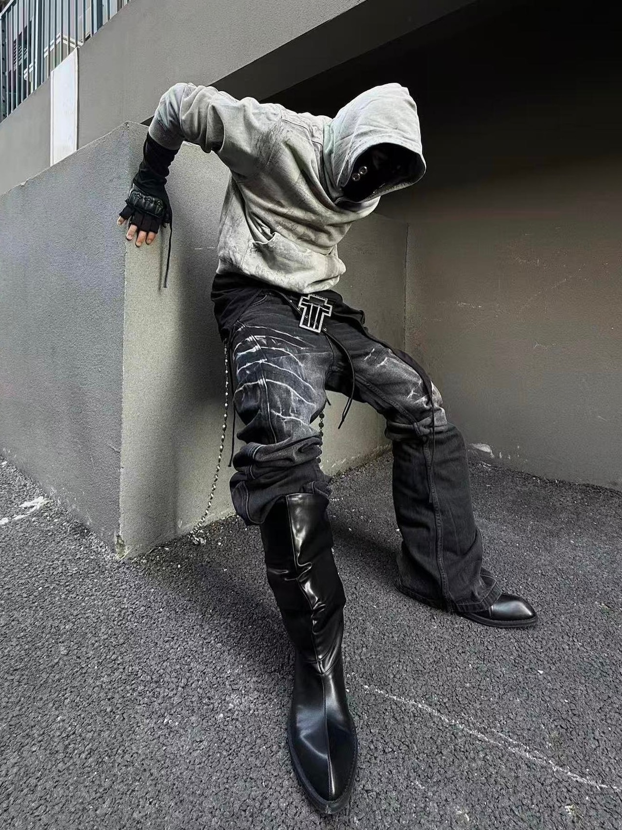 【TH4SWE】Cracked Whisker Washed Flared Jeans