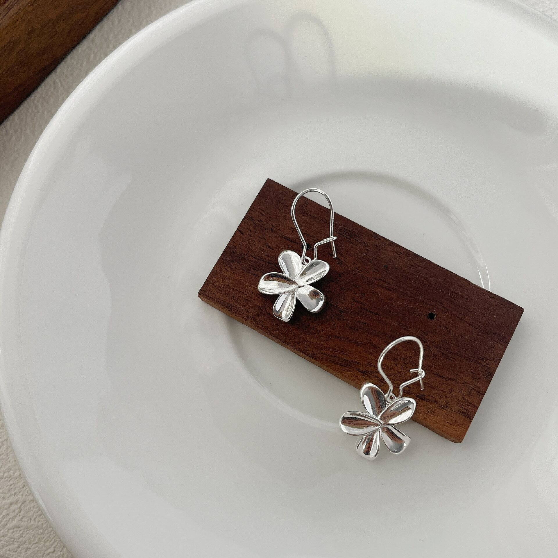 100%S925シルバーピアス フラワー かわいい通勤アクセサリー | H₂O