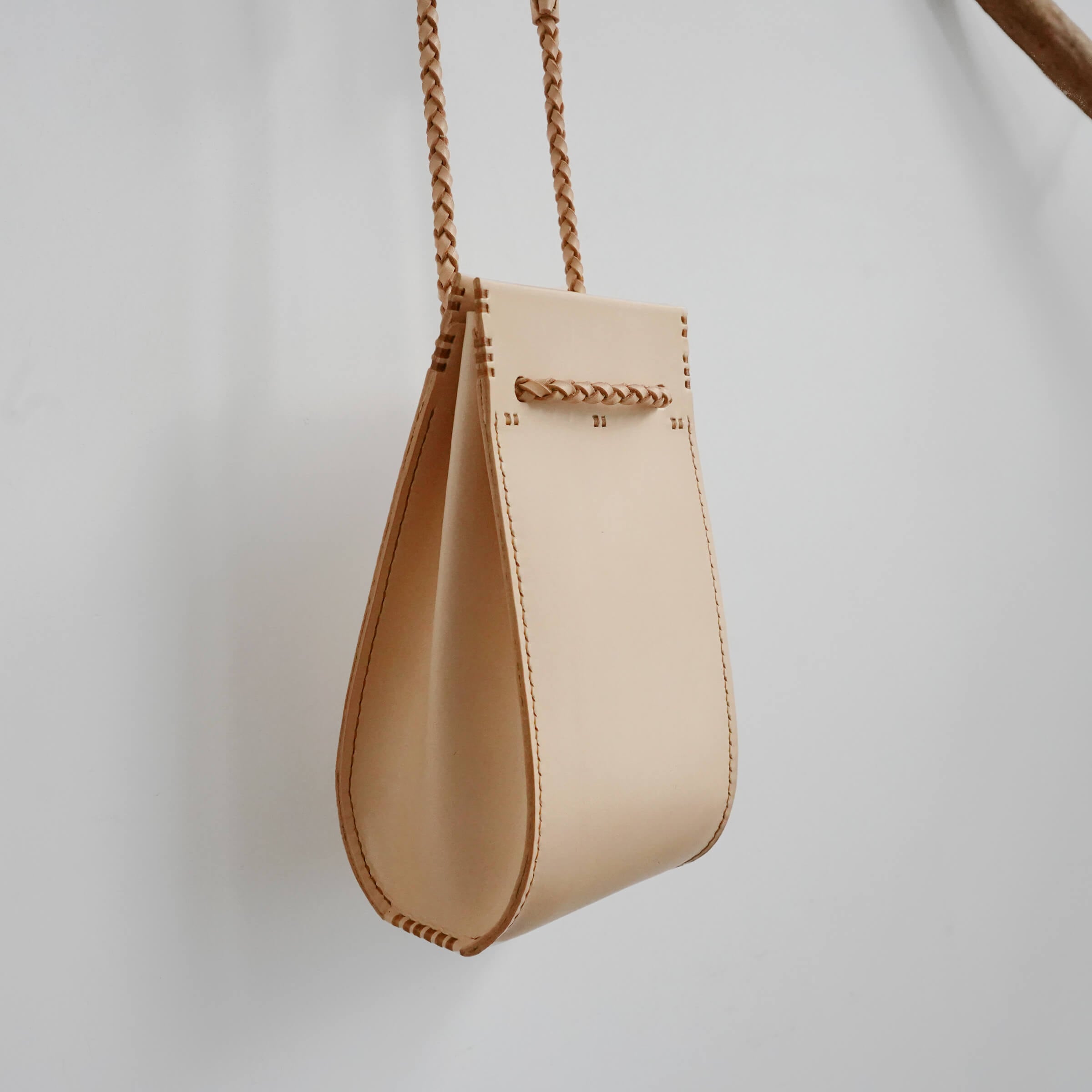 肩掛け袋 編み紐 牛ヌメ革 | lore + needles / ロー・アンド