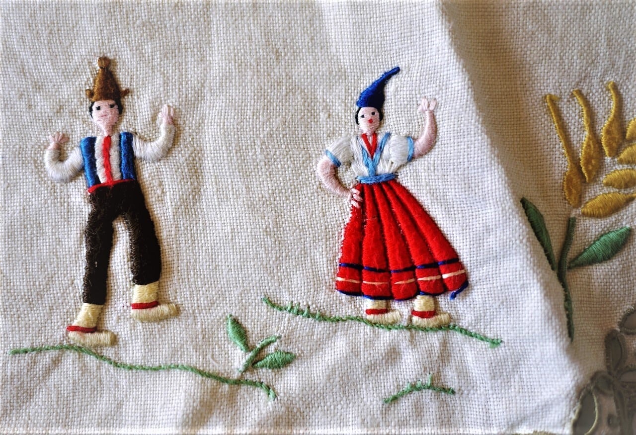 チロルの山景色 テーブルセンター サテン刺繍 ドイツヴィンテージ エンブロイダリー