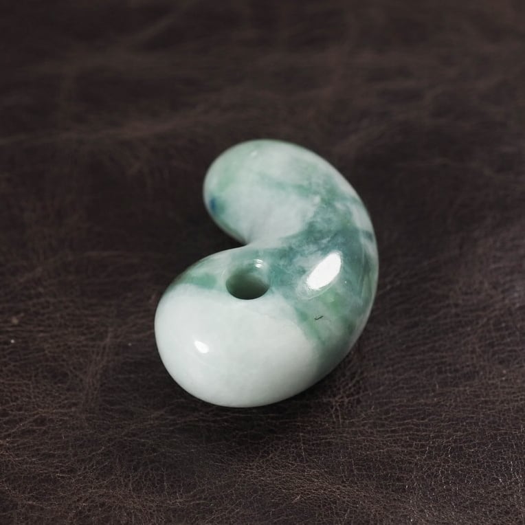 糸魚川翡翠 希少色 青緑 まがたま 勾玉 12.5g Blue Green marble Jadeite Magatama | URUWA 工房  うるわ powered by BASE