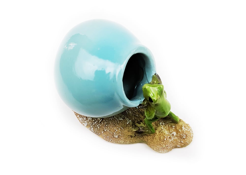 カエルオブジェ 小さな花瓶 丸いミニポットと蛙 | caeru