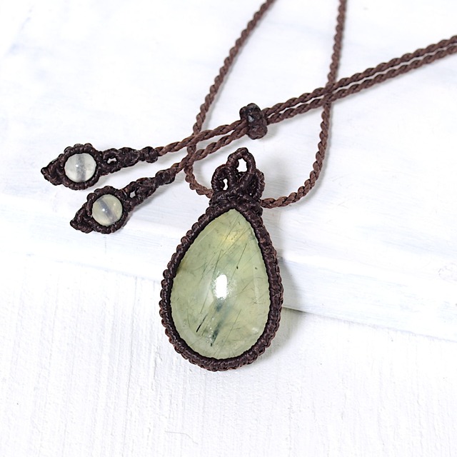 【限定】プレナイトの雫型ルースを包んだマクラメネックレスNo.2