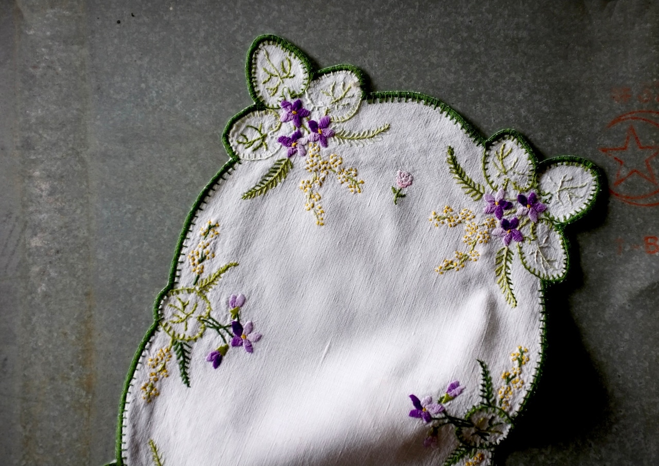 残2 フランス 42c 菫とミモザと小さな薔薇と刺繍クロスa アンティーク