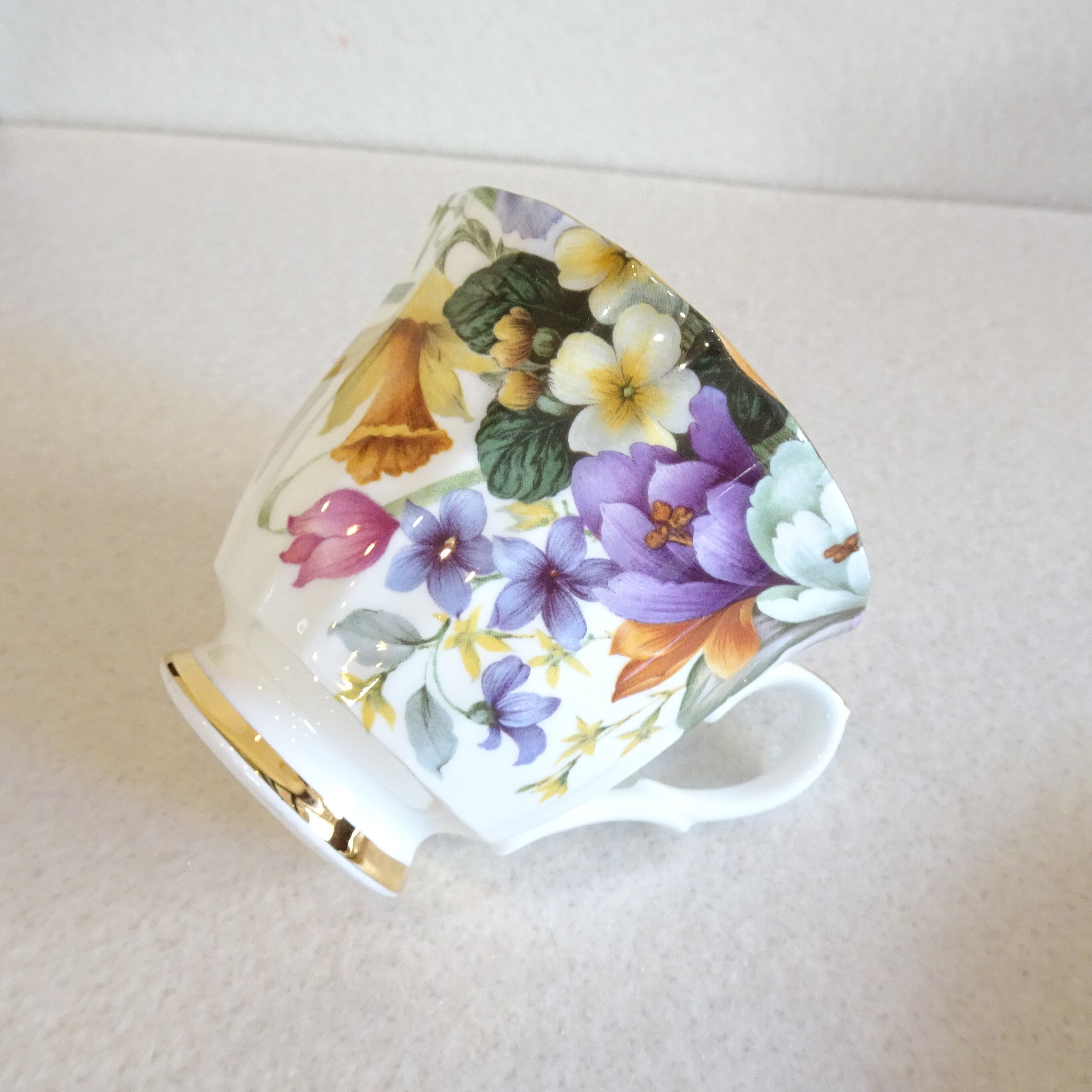 英国・DUCHESS イエローのスイセンとパープルの花のカップ＆ソーサー