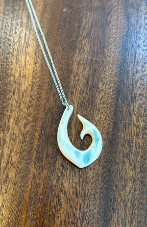 夜光貝フィッシュフック　シルバーチェーン