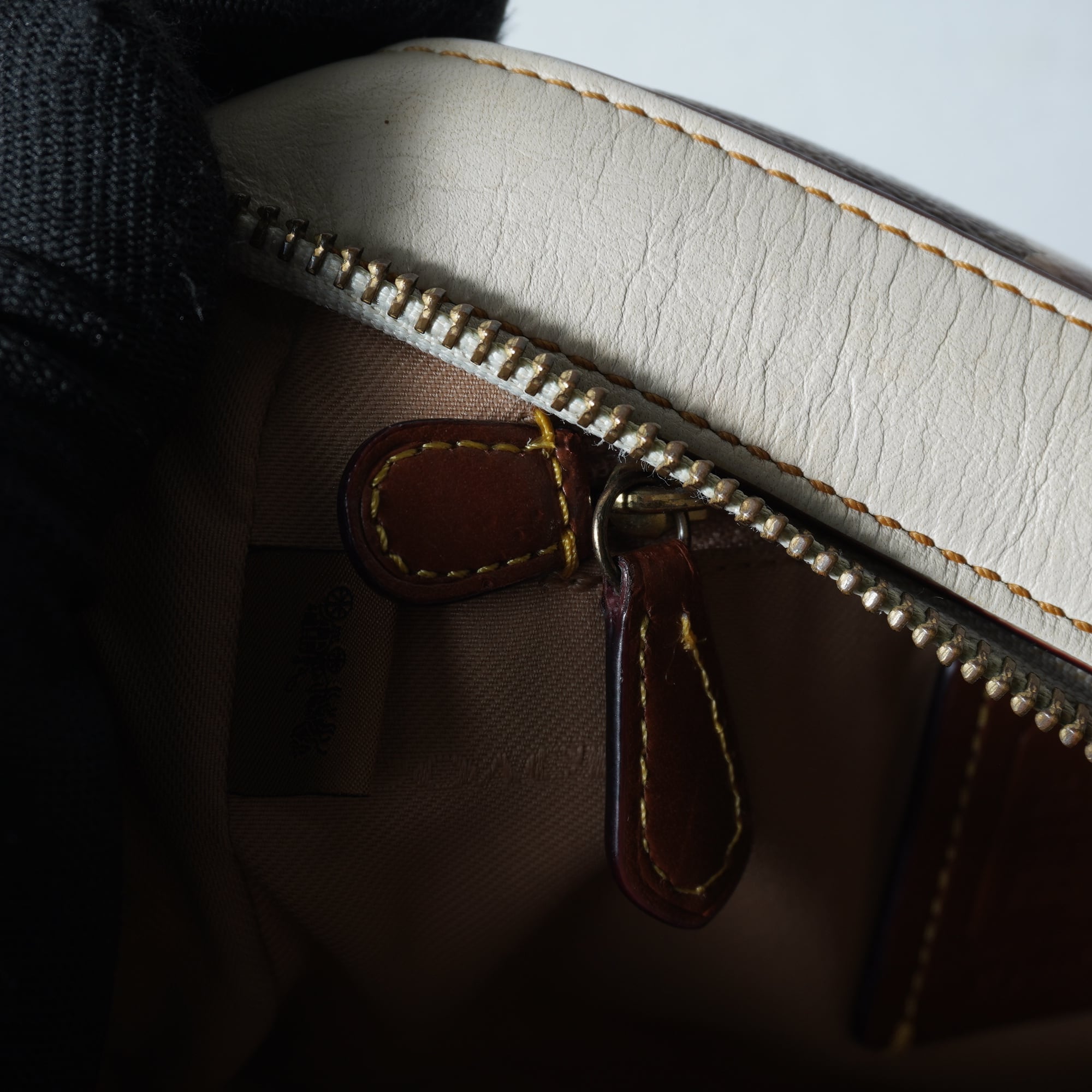 COACH】コーチ 花柄・シグネチャーレザーショルダーバッグ white&brown