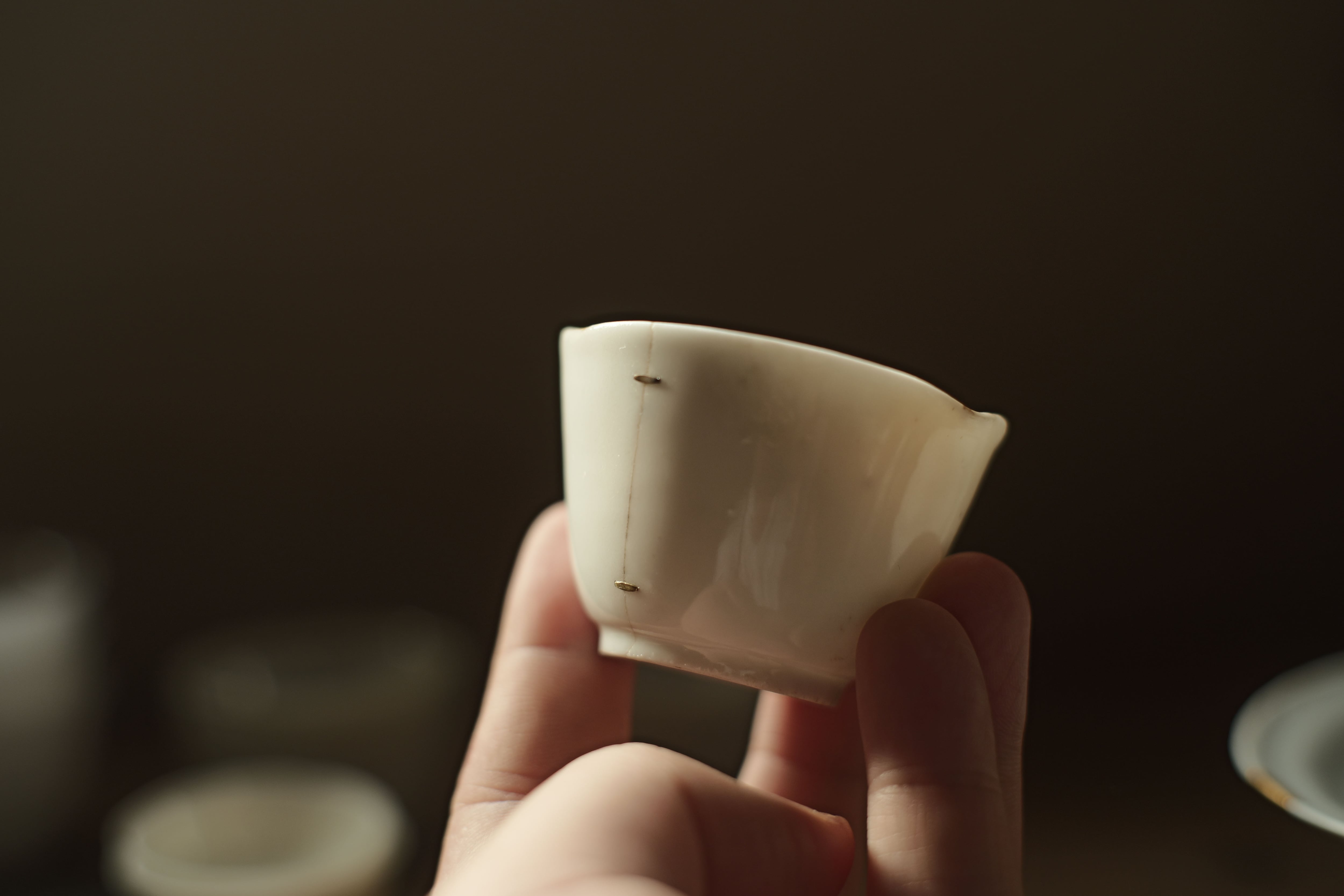 明代 徳化白磁茶杯・鎹×金継ぎ入（約46cc・約1368-1644年） | 北白川糕糰店