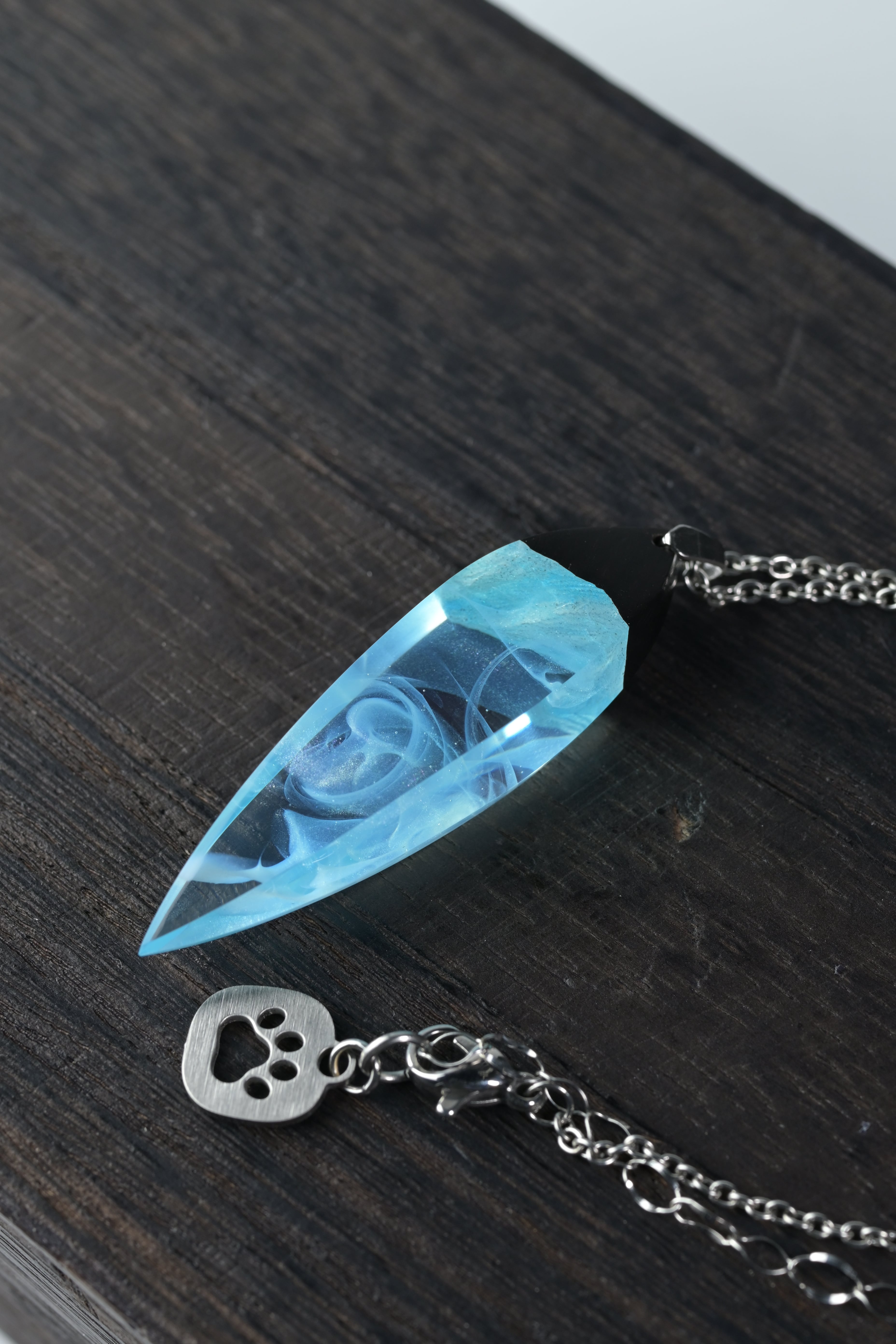 ねこの幸福屋|木とレジンのアクセサリーとオブジェ|ウッドレジン