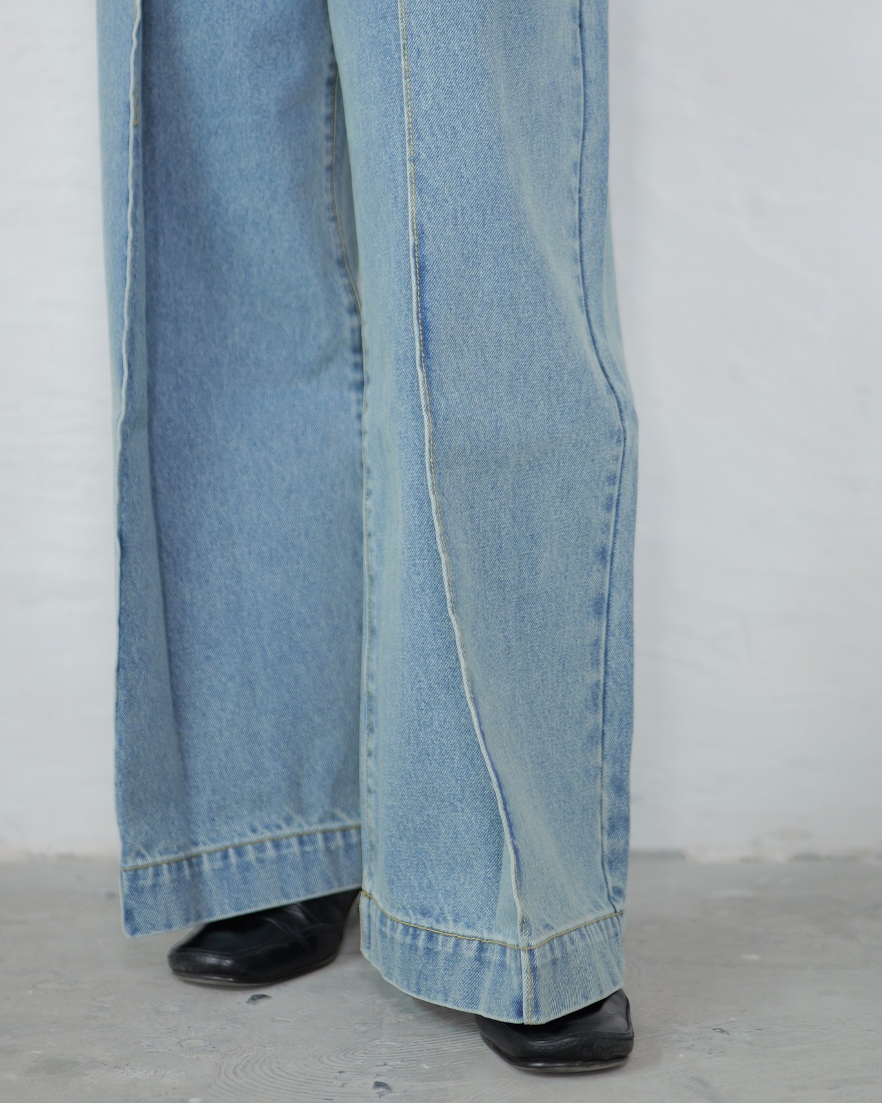 FOURAM - TUCKED DENIM PANTS ：Black｜インタックデザイン／すっきり見えデニムパンツ