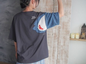 大人気！再々販売決定！落っこちそう⁉な 袖 刺繍 サメ Tシャツ ゆるだぼ
