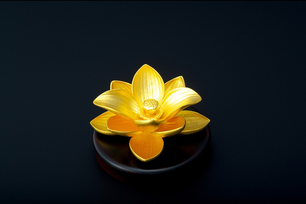 大人気！黄金の彫刻！24金 蓮の花 ハス フラワー ペンダント 純金 ゴールド