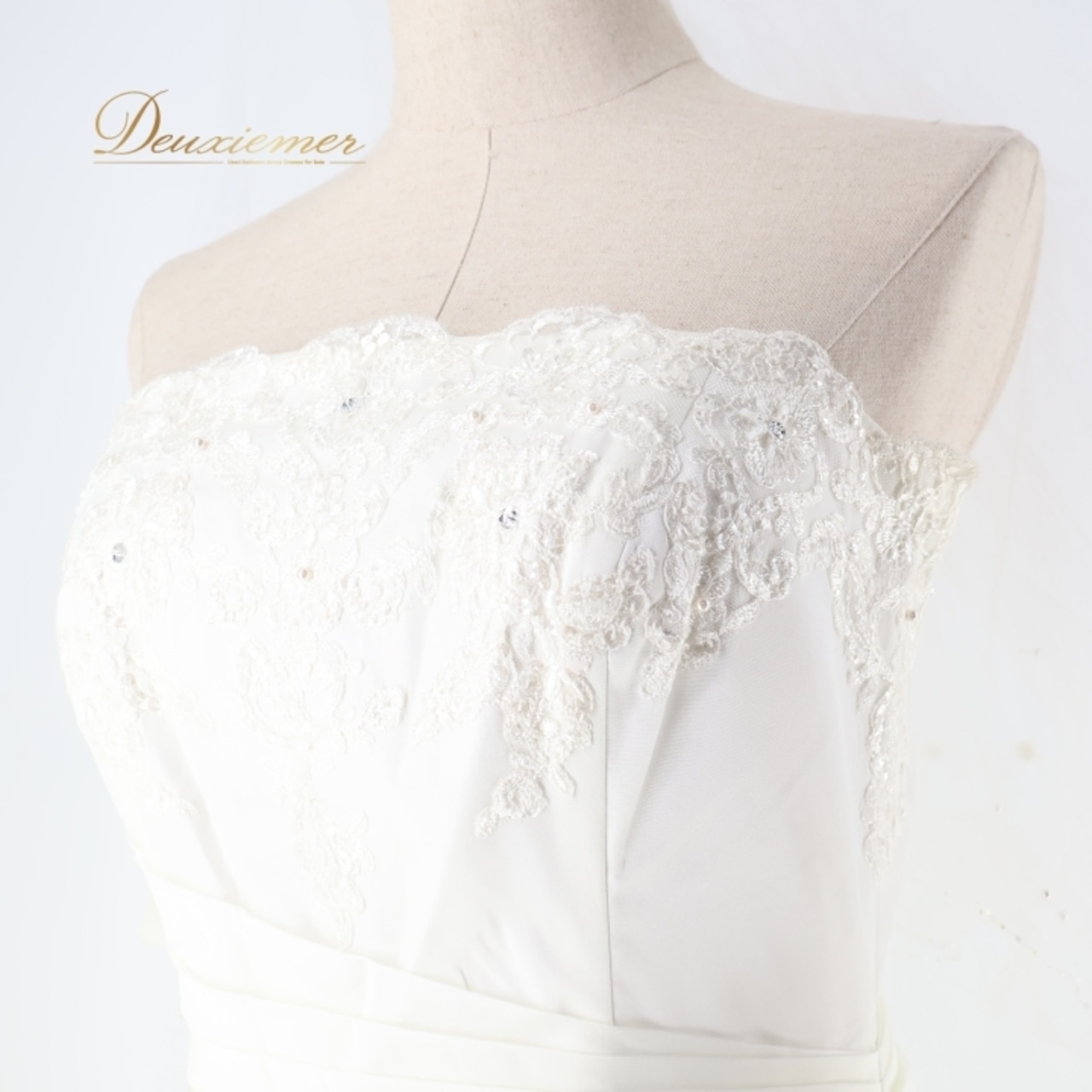 ウエディングドレス CLAUDIA クラウディア ドレス ワンピース 結婚式 白 レース リボン ホワイト系 撮影 結婚式 前撮り 結婚式用ドレス チューブトップ 白ドレス リボン付き コスプレドレス 高級感 上品なデザイン おしゃれ 大人かわいい 女性用ドレス ドレスコーディネート フォーマルスタイル パーティードレス 結婚式準備 前撮りプラン ウェディングフォト