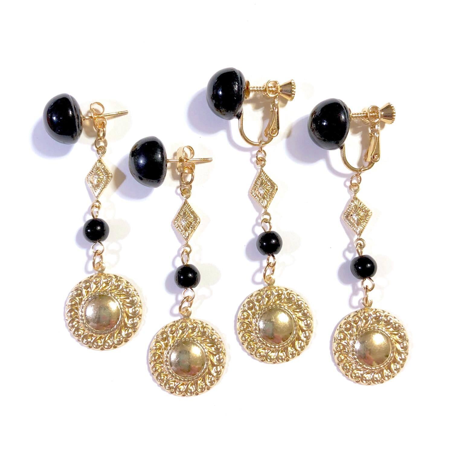 黒ボタンと真鍮の〈ピアス/イヤリング〉 | Dua-アクセサリーパーツショップ