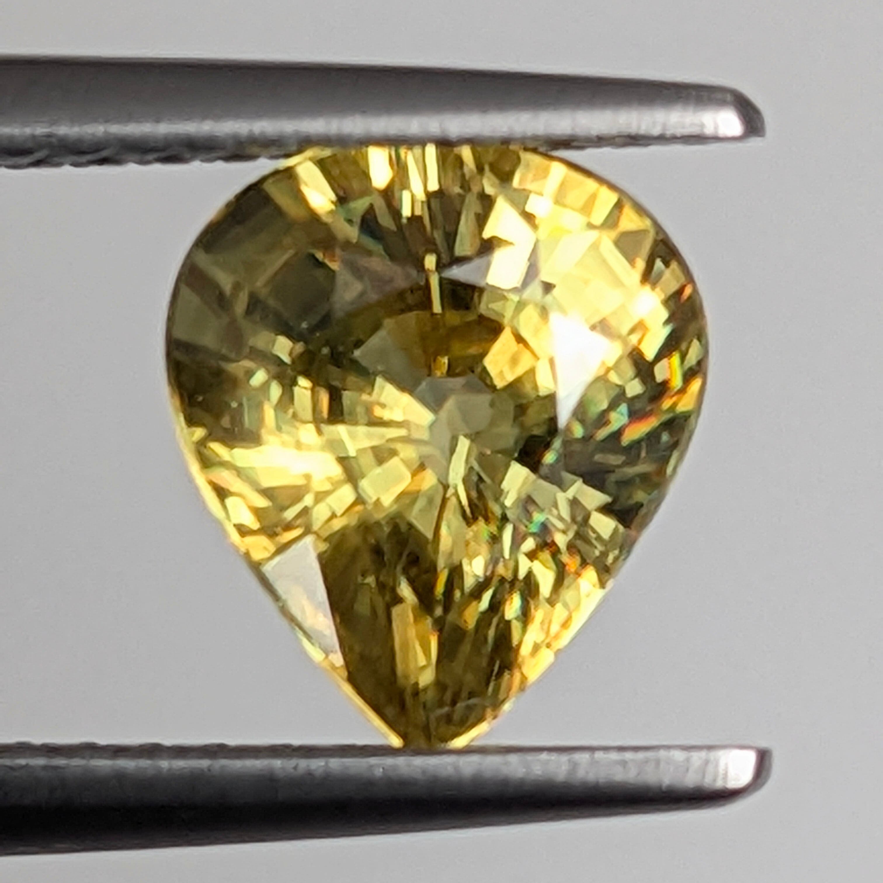 スフェーン マダガスカル産【1.64ct】PRO207649 | Gem's Subculture